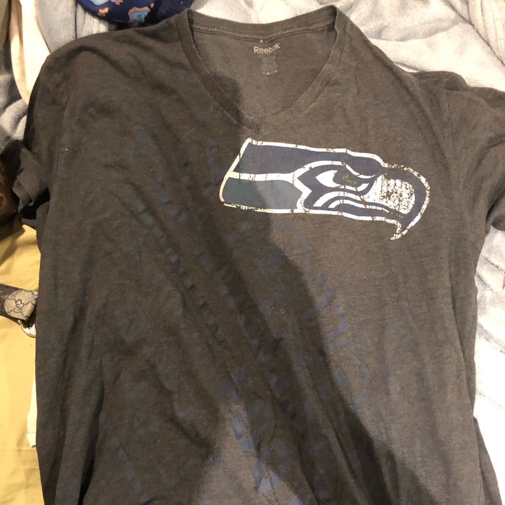 SEAHAKS TSHIRT XL VNECK VERY COMFORTABLE